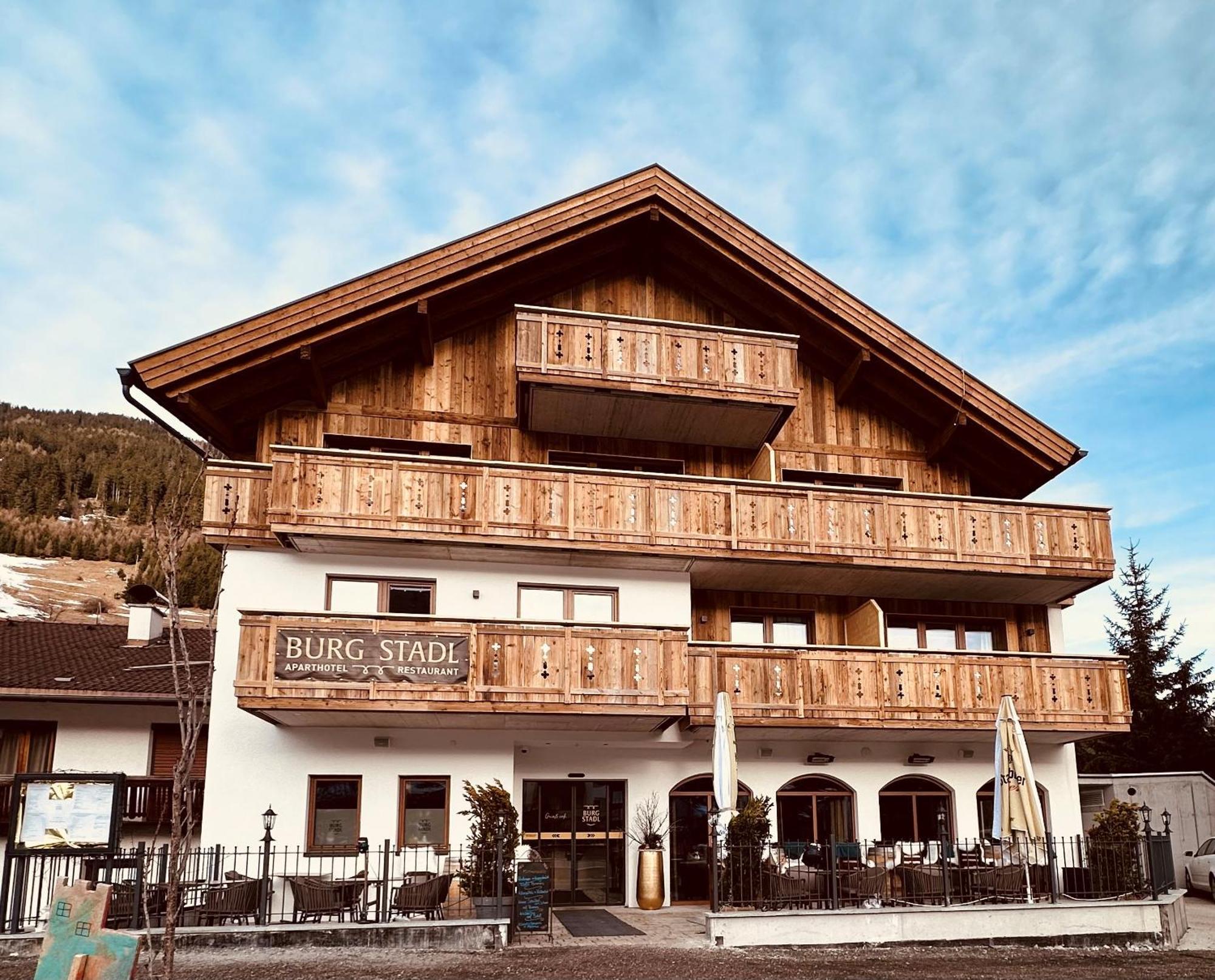 Burgstadl & Restaurant Apartment Ladis